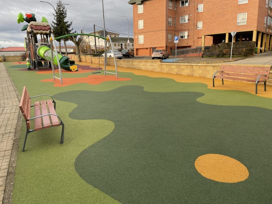 El parque infantil del Barrio de San José abre al público con su nuevo suelo